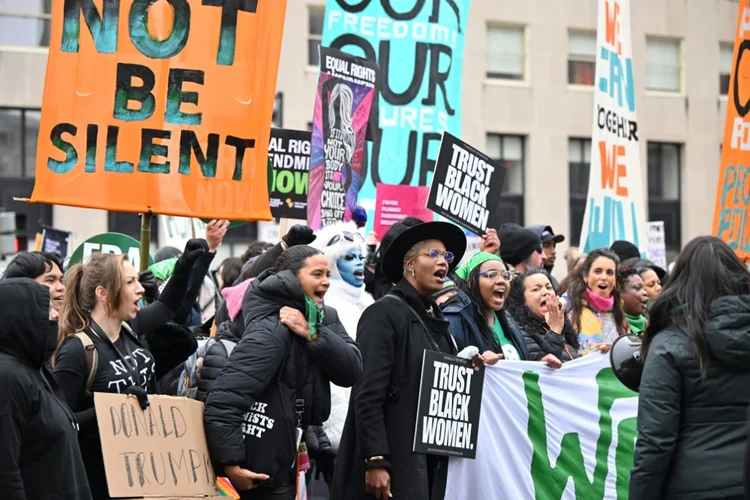 Manifestantes protestam contra Donald Trump em Washington, em 18 de janeiro de 2025 (AFP)