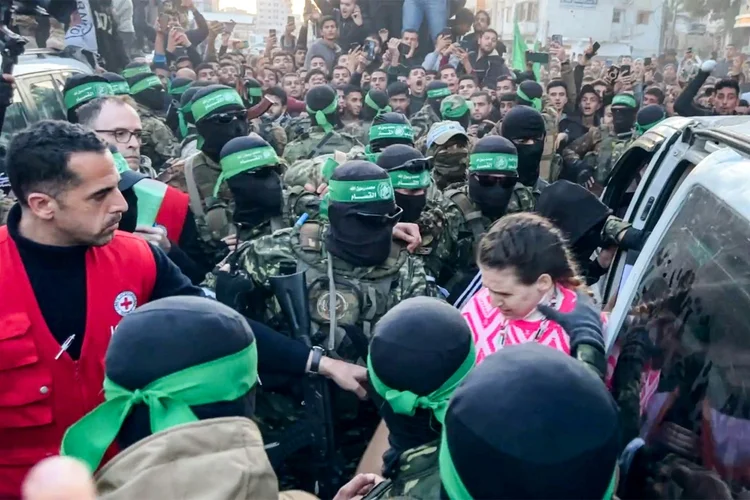Foto mostra o momento em que uma refém israelense saindo de um veículo para ser entregue ao Comitê Internacional da Cruz Vermelha, na Cidade de Gaza, em 19 de janeiro de 2025 (Agence France-Presse/AFP)