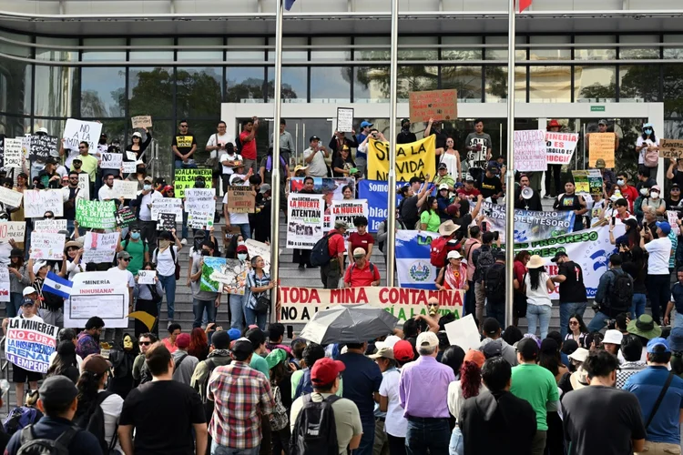 Pessoas protestam contra a reativação da mineração de metais, depois que o Congresso aprovou uma lei polêmica em dezembro de 2024, em frente à Biblioteca Nacional em San Salvador, em 19 de janeiro de 2025. (AFP)