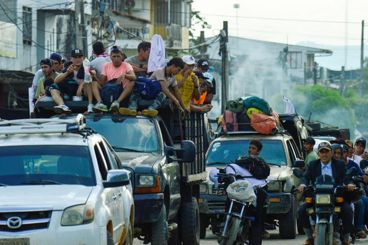 Deslocados dos recentes confrontos entre grupos armados chegam ao município de Tibú, departamento de Norte de Santander, Colômbia, em 18 de janeiro de 2025 (AFP)