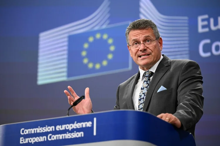 (Arquivo) O comissário europeu do Comércio, Maros Sefcovic, fala durante uma coletiva de imprensa em 16 de maio de 2024 em Bruxelas (AFP)