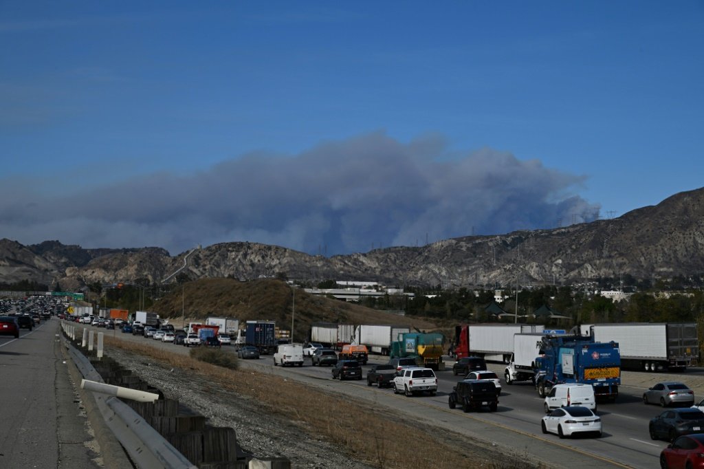 Novo incêndio florestal provoca ordens de evacuação na região de Los Angeles