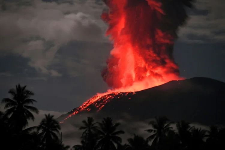 Fotografia tirada e transmitida em 11 de janeiro de 2025 pela Agência de Geologia da Indonésia, mostrando a erupção do Monte Ibu, um vulcão localizado no arquipélago das Molucas, no leste da Indonésia
 (AFP)