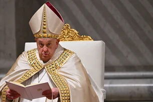 Papa Francisco deixa de usar máscara de oxigênio, anuncia Vaticano