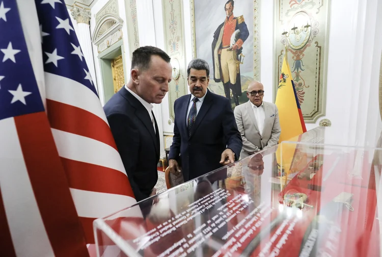 O enviado americano Richard Grenell é recebido pelo presidente Nicolás Maduro no palácio presidencial, em Caracas (Presidência da Venezuela/AFP)