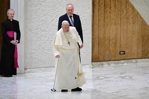 Imagem referente à matéria: Papa Francisco se desequilibra após quebrar parte da bengala