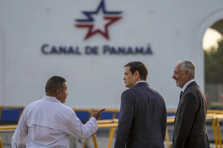 Marco Rubio (centro), secretário de Estado dos EUA, com Ricaurte Vasquez (à dir.), administrador do Canal do Panamá (Mark Schiefelbein /AFP)