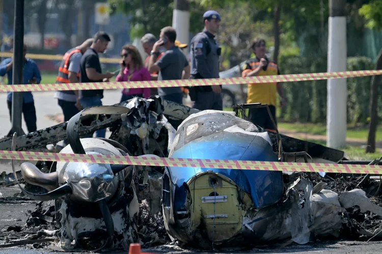 Acidente aéreo: avião cai na Zona Oeste de São Paulo e deixa mortos e feridos (NELSON ALMEIDA/AFP)