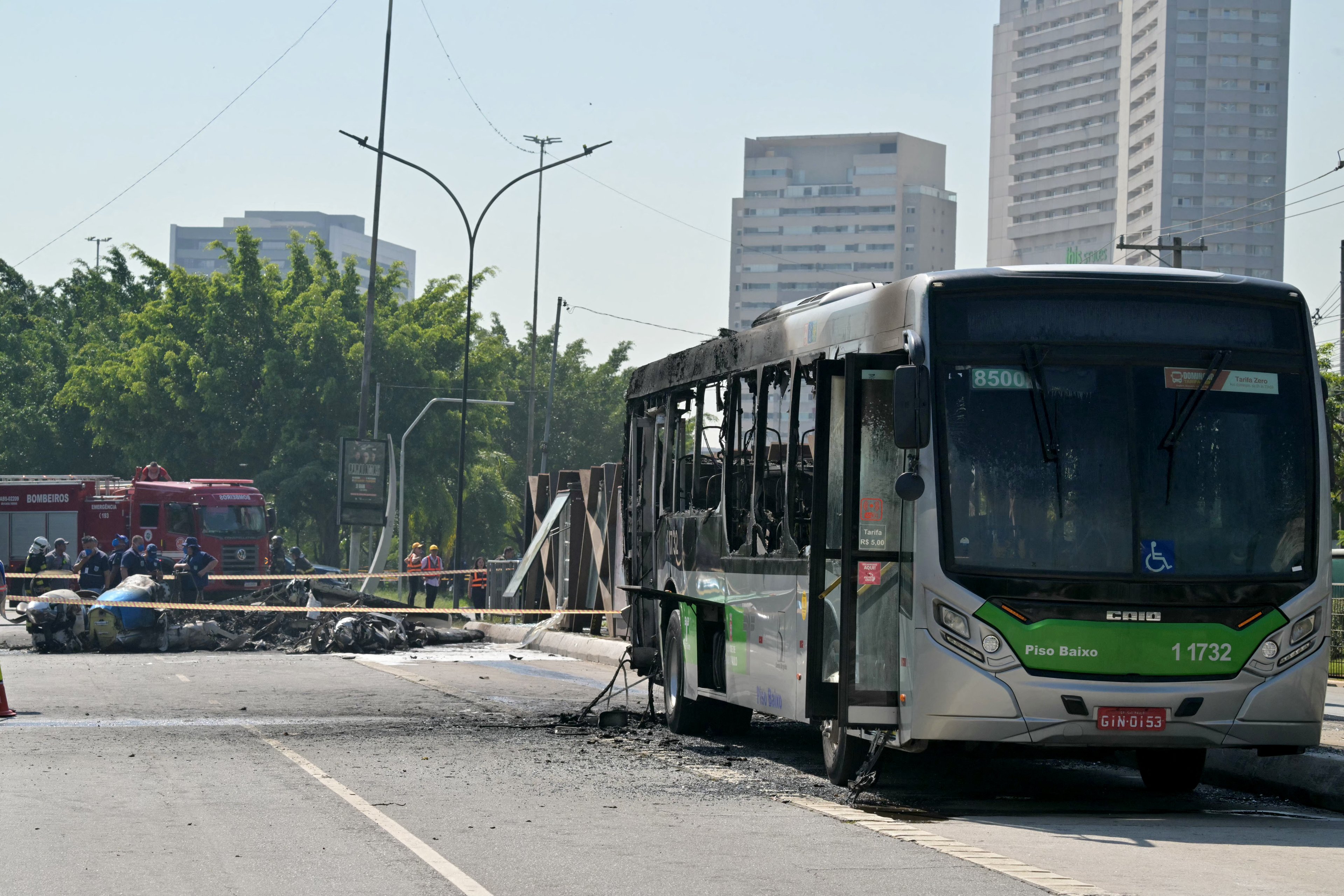 Integrantes do Centro de Investigação e Prevenção de Acidentes Aeronáuticos (CENIPA) e bombeiros trabalham no local de um acidente de avião em São Paulo, Brasil, em 7 de fevereiro de 2025. Um avião caiu em uma grande avenida na cidade brasileira de São Paulo na sexta-feira e explodiu após atingir um ônibus, deixando dois mortos e seis feridos, disseram autoridades. (Foto de NELSON ALMEIDA / AFP)