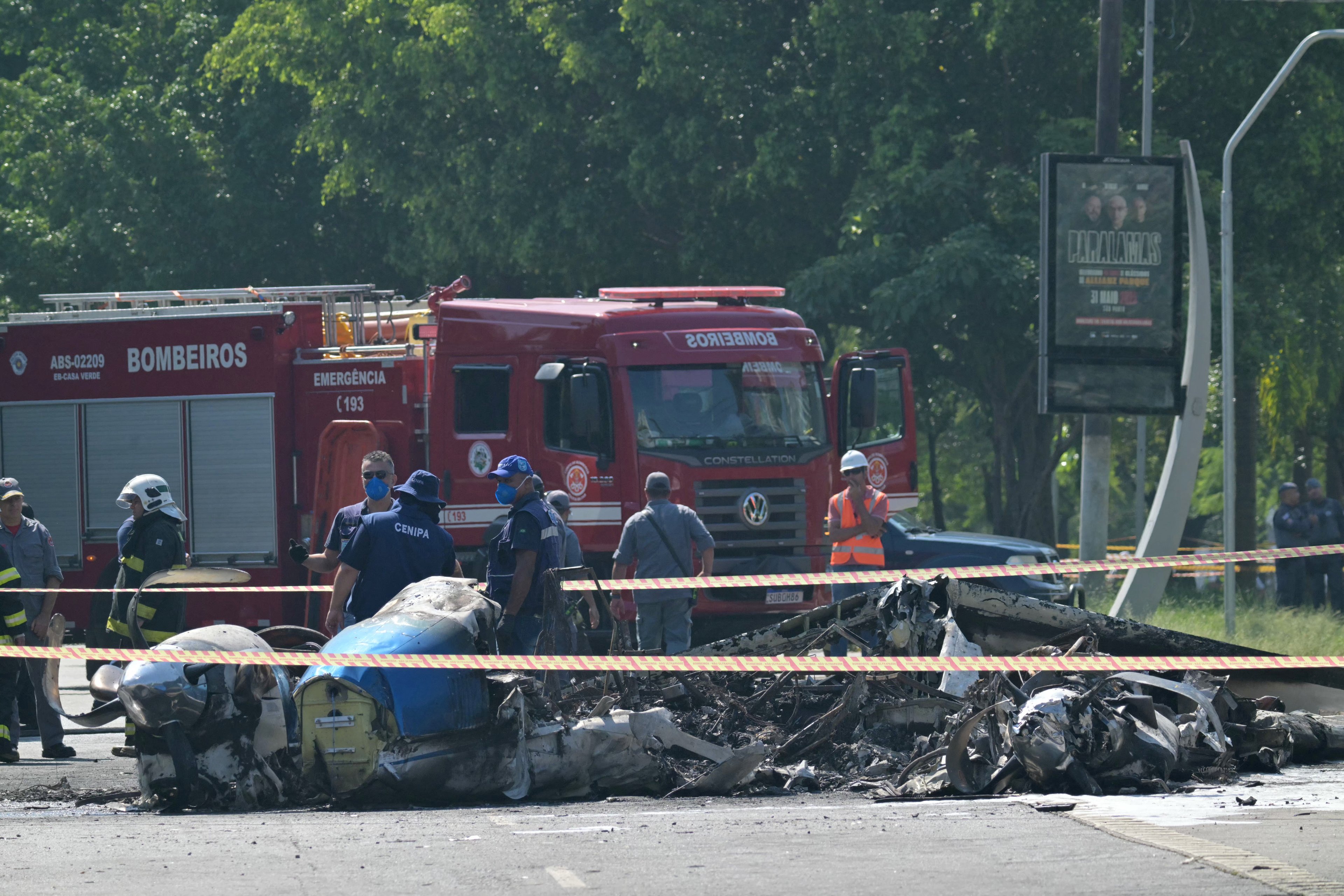 Integrantes do Centro de Investigação e Prevenção de Acidentes Aeronáuticos (CENIPA) e bombeiros trabalham no local de um acidente de avião em São Paulo, Brasil, em 7 de fevereiro de 2025. Um avião caiu em uma grande avenida na cidade brasileira de São Paulo na sexta-feira e explodiu após atingir um ônibus, deixando dois mortos e seis feridos, disseram autoridades. (Foto de NELSON ALMEIDA / AFP)