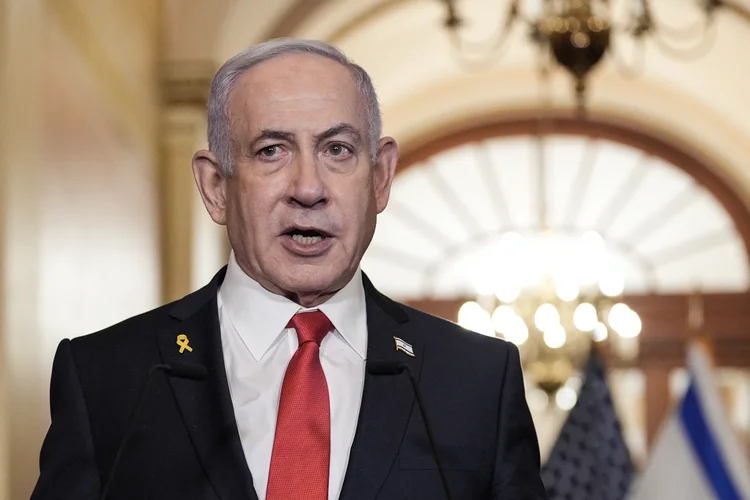 O primeiro-ministro israelense Benjamin Netanyahu fala à imprensa no Capitólio dos EUA após sua reunião a portas fechadas com o presidente da Câmara dos EUA, Mike Johnson, republicano da Louisiana, em Washington, DC, em 7 de fevereiro de 2025. (Foto de Oliver Contreras / AFP) (Oliver Contreras/AFP)