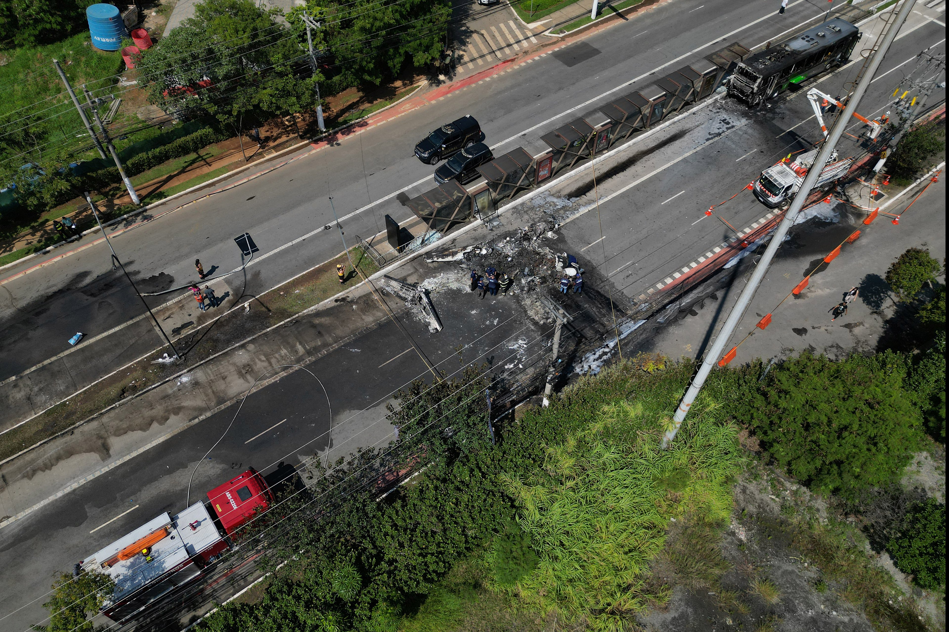 Vista aérea mostrando o local de um acidente de avião em São Paulo, Brasil, em 7 de fevereiro de 2025. Um avião caiu em uma grande avenida na cidade brasileira de São Paulo na sexta-feira e explodiu após atingir um ônibus, deixando duas pessoas mortas e seis feridas, disseram autoridades. (Foto de Nelson ALMEIDA / AFP)