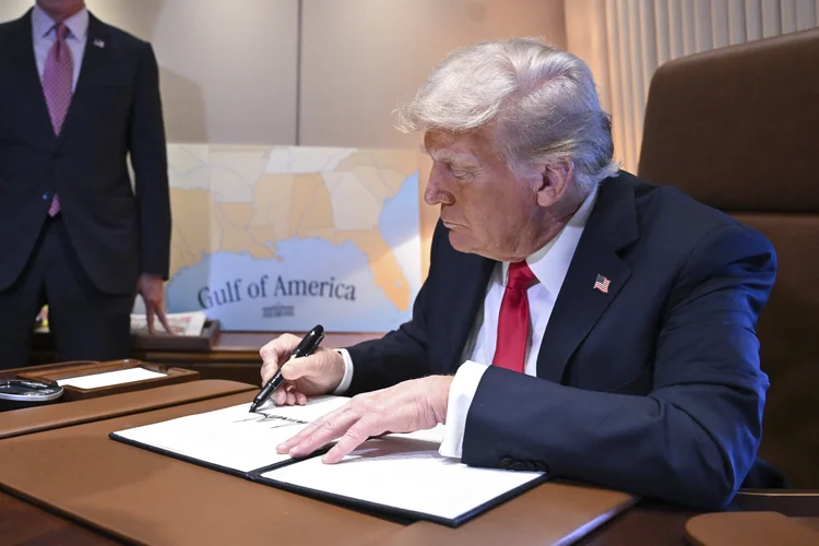 Donald Trump, presidente dos EUA, assina documento a bordo do Air Force One (Roberto Schmidt/AFP)