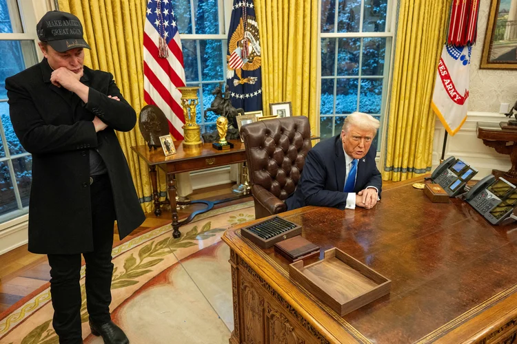 Elon Musk e Donald Trump no Salão Oval, na Casa Branca (Jim WATSON /AFP)