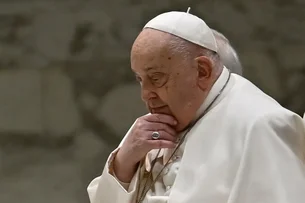 Após 21 dias internado, Papa Francisco segue estável e agradece orações