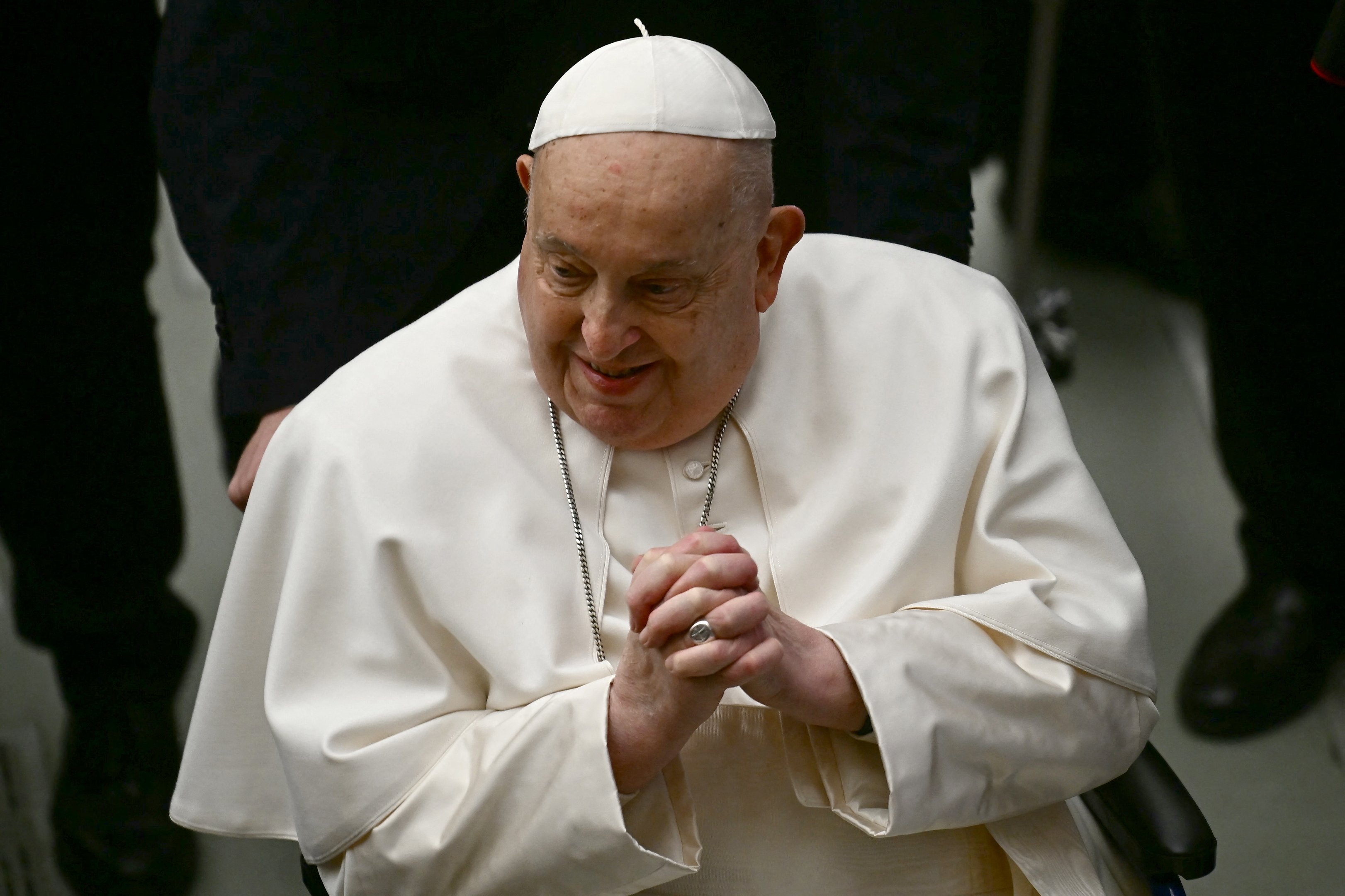 O Papa Francisco cumprimenta as pessoas no final da audiência geral semanal em 12 de fevereiro de 2025 no salão Paulo VI no Vaticano. (Foto de Filippo MONTEFORTE / AFP)