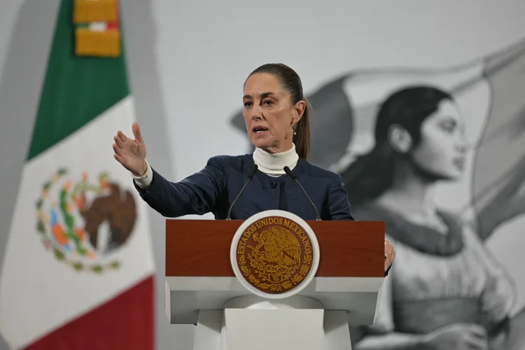 (ARQUIVOS) A presidente do México, Claudia Sheinbaum, fala durante sua coletiva de imprensa diária no Palácio Nacional na Cidade do México em 3 de fevereiro de 2025. A América Latina se tornou um campo de batalha entre o presidente dos EUA, Donald Trump, e a China, sob pressão de Washington para escolher lados. (Foto de Yuri CORTEZ / AFP) (Yuri CORTEZ/AFP)