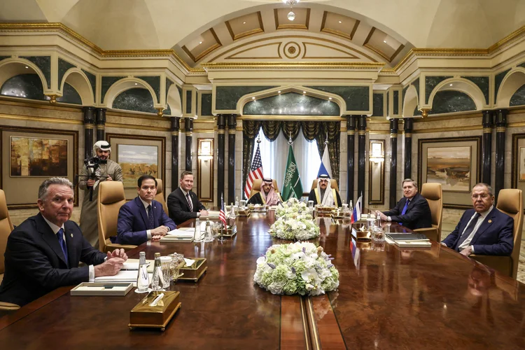 Representantes dos EUA e da Rússia, durante reunião sobre a Ucrânia, em Riad, na Arábia Saudita (Evelyn Hockstein/AFP)