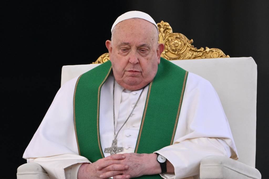 Vaticano afirma que papa Francisco teve 'noite tranquila', mas cancela compromissos do fim de semana