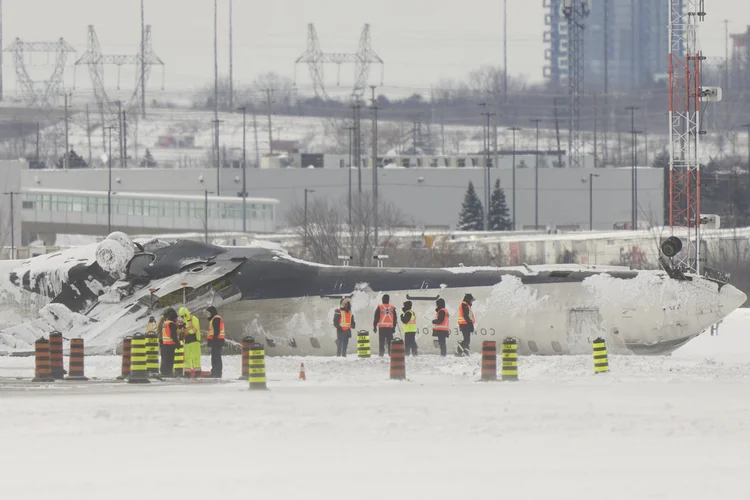 Delta Air Lines: relatório preliminar indica que avião da companhia desceu com velocidade acima do recomendado antes de capotar em Toronto (Geoff Robins/AFP)