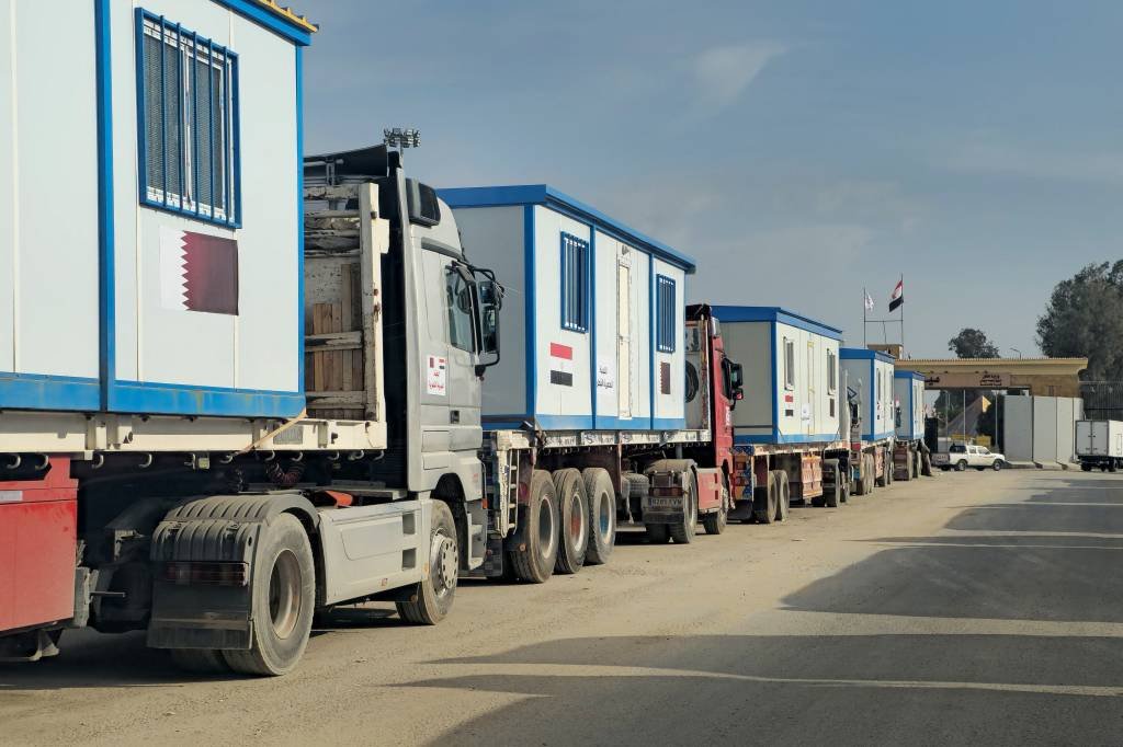 Egito envia primeiro lote de casas pré-fabricadas para Gaza para iniciar reconstrução do local