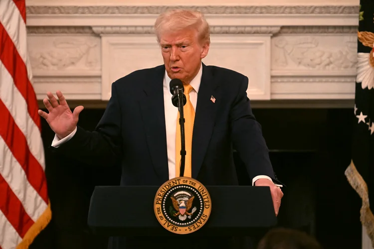 O presidente dos EUA, Donald Trump, discursa na Sessão de Trabalho dos Governadores no Salão de Jantar de Estado da Casa Branca em Washington, DC, em 21 de fevereiro de 2025. (Foto de Jim WATSON / AFP) (Jim WATSON/AFP)