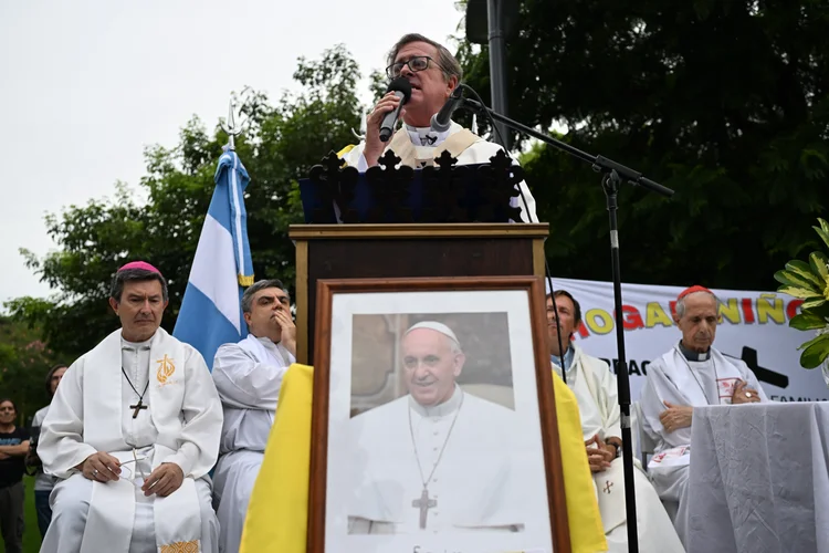 Monsenhor Jorge Ignacio Garcia Cuerva (C), Arcebispo de Buenos Aires, lidera uma missa pela cura do Papa Francisco na Praça da Constituição, o lugar onde, quando o Papa Francisco era arcebispo de Buenos Aires, ele celebrava missas anuais para denunciar a exclusão e o tráfico de pessoas em Buenos Aires, em 24 de fevereiro de 2025. O Papa Francisco, hospitalizado devido a uma pneumonia bilateral, continua em estado crítico, mas está apresentando "leve melhora", anunciou o Vaticano na noite de segunda-feira, à medida que cresce a preocupação com o pontífice argentino de 88 anos. (Foto de Luis ROBAYO / AFP) ( Luis ROBAYO/AFP)