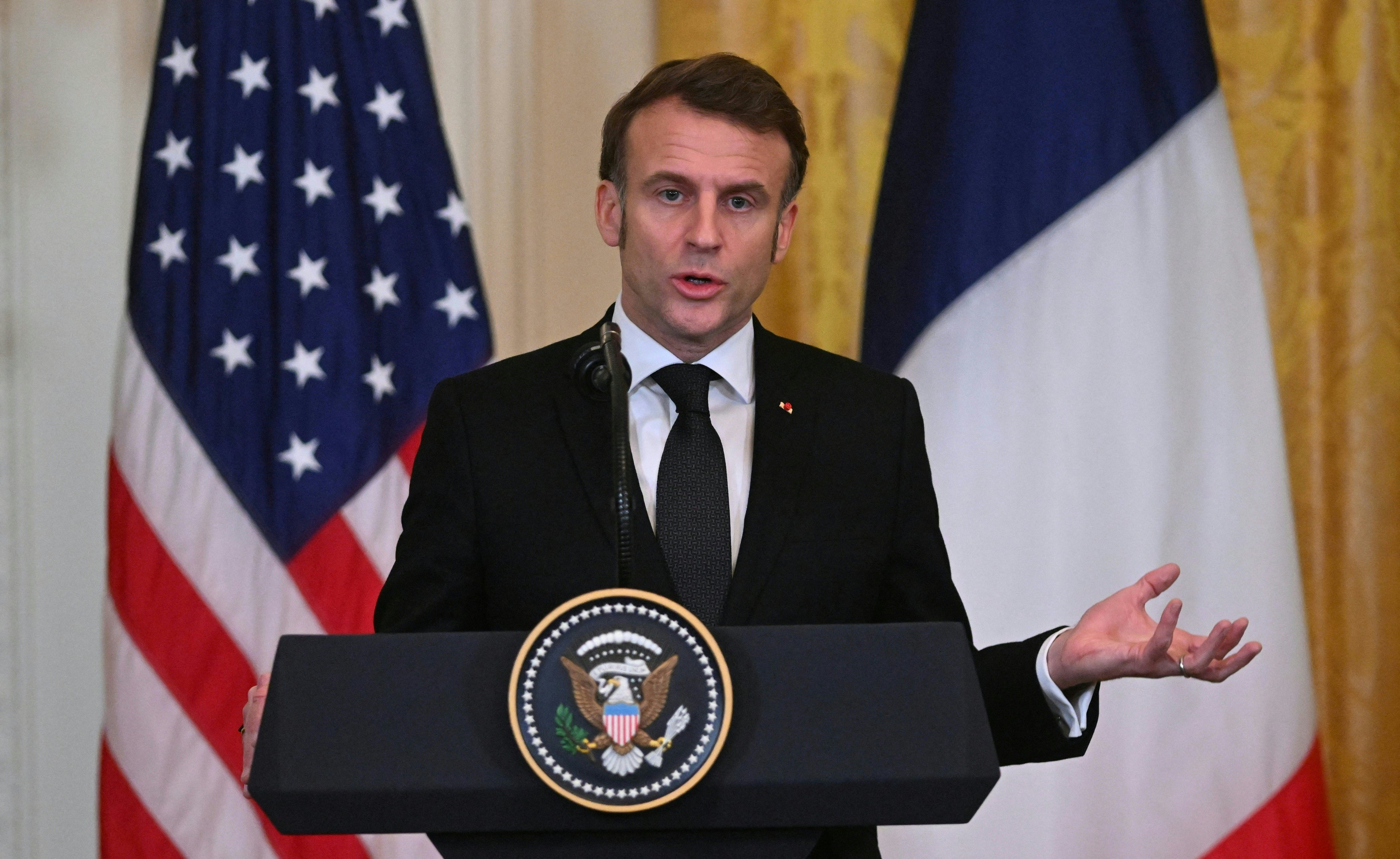 Macron conversa com Trump e Zelensky para acalmar a crise entre os dois