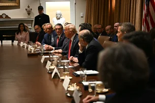 Trump faz primeira reunião de gabinete do mandato com presença de Musk