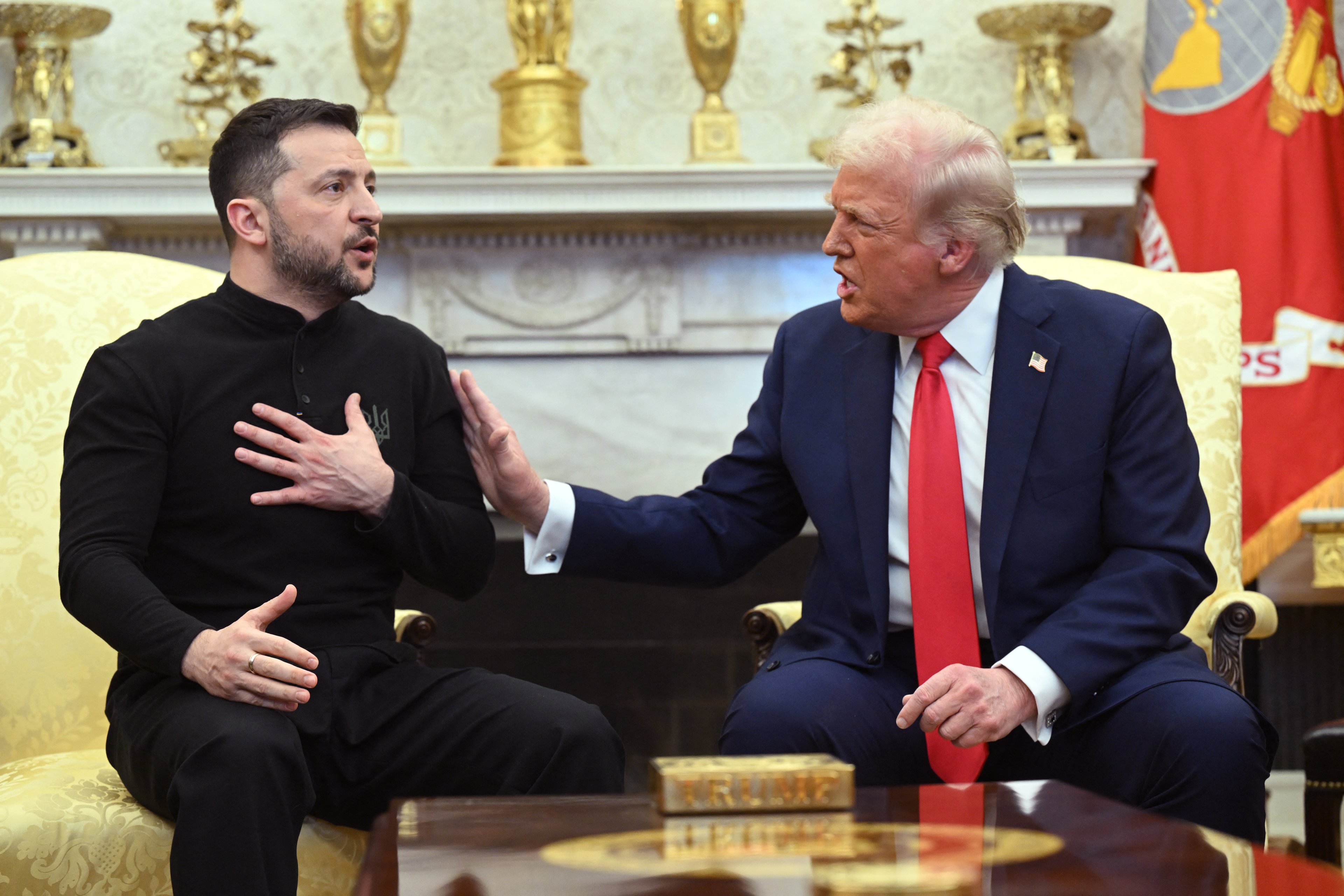 Donald Trump e Volodymyr Zelensky se encontram na Casa Branca (Photo by SAUL LOEB / AFP)