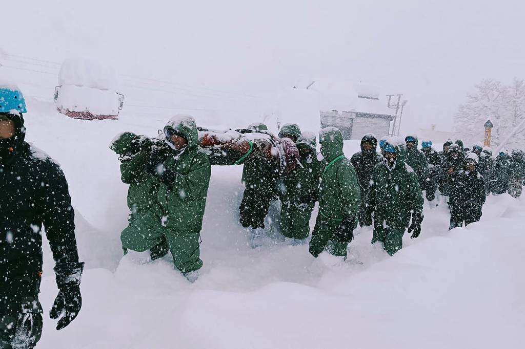 Avalanche no Himalaia deixa ao menos 41 pessoas presas