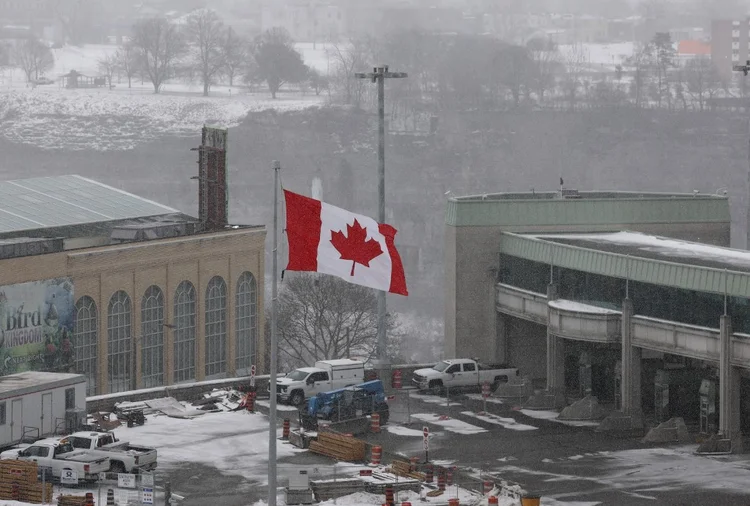 Bandeira do Canadá perto da Rainbow Brigde, que conecta o país aos EUA, em Niagara Falls (Joe Raedle/AFP)