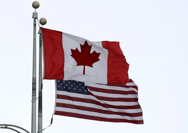 Bandeiras do Canadá e dos Estados Unidos, perto da fronteira entre os dois países, em Niagara Falls (Joe Raedle/AFP)