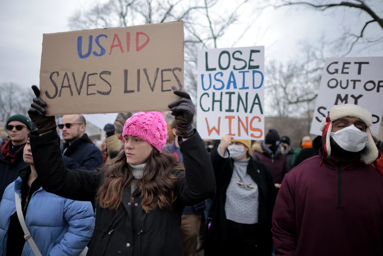 Apoiadores da Agência dos EUA para o Desenvolvimento Internacional (USAid) protestam no Capitólio dos EUA em 05 de fevereiro de 2025 em Washington, DC (AFP)