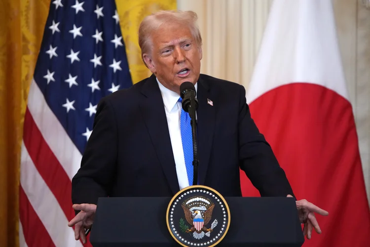 Trump: embaixada da China em Washington disse que as tarifas entraram em vigor às 12h01 de segunda-feira, pelo horário de Pequim — ou 11h01 deste domingo, pelo horário de Washington, D.C (Andrew Harnik/AFP)