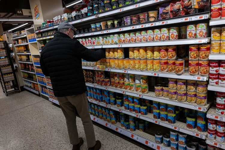 Homem faz compras em Nova York: preços dos alimentos seguirão em alta nos EUA, apontam economistas