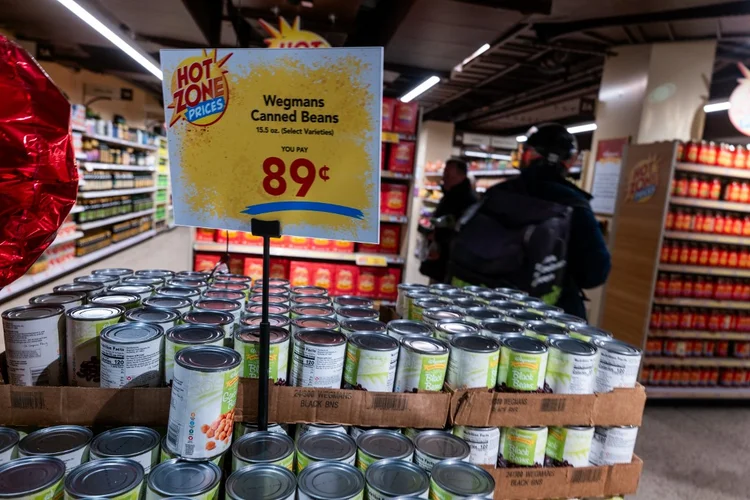 Latas de sopa e de conservas em supemercado de Nova York (Spencer Platt/AFP)