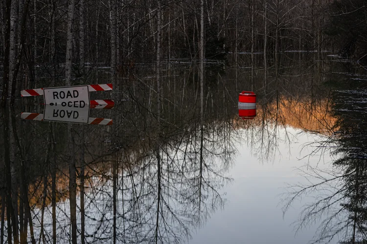 Tempestades severas de inverno trouxeram chuvas torrenciais, causando inundações intensas em Kentucky e partes da Flórida e Geórgia (AFP)