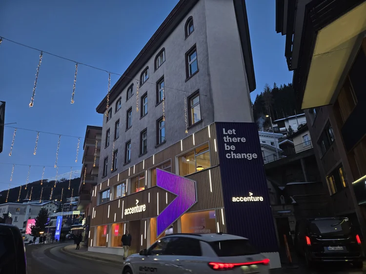 Casa da Accenture em Davos: consultoria encerrou metas de representatividade semanas após ser elogiada pelo Fórum Econômico Mundial por suas práticas inclusivas. (Lia Rizzo/Exame)