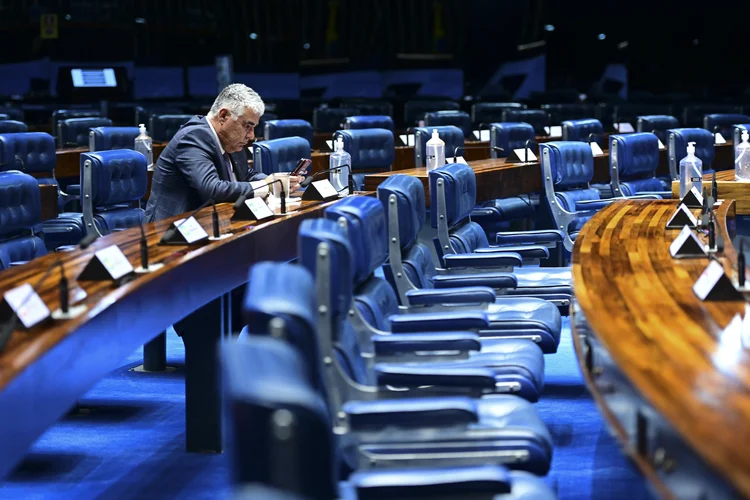 Plenário do Senado Federal - Preparativos para Eleição Legislativa 2025. 

A eleição dos integrantes da nova Mesa do Senado acontece neste sábado (1º). A partir das 10h, será feita a escolha do novo presidente da Casa. E às 11h, serão eleitos os senadores que vão ocupar os demais cargos da Mesa. As regras foram publicadas nessa quarta-feira (29) no Diário do Senado Federal. As inscrições de candidaturas para presidência da Casa devem ser feitas até o início do pronunciamento do primeiro candidato. A votação é secreta e será no painel eletrônico (candidatura única) ou por cédulas (mais de um candidato). 

À bancada, senador Eduardo Girão (Novo-CE), candidato à presidência da Casa. 

Foto: Andressa Anholete/Agência Senado