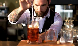 Dia Mundial do Bartender celebra profissionais como os artistas da mixologia