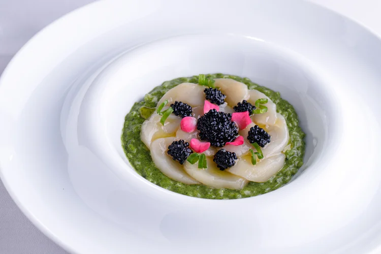 Così: risoto de pistache com crudo de vieiras e ovas de mujol (R$ 142) (Marcelo Pucci/Divulgação)