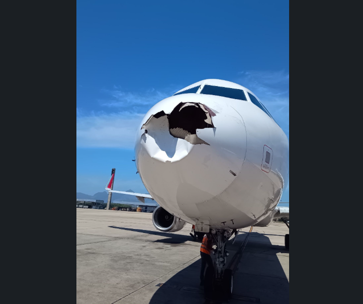 Airbus da Latam fica com bico destruído após bater em pássaro no Rio