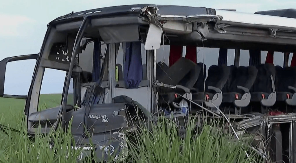 Ônibus e caminhão colidem em rodovia de Ribeirão Preto, deixando ao menos 12 mortos