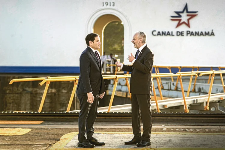 Marco Rubio, secretário de Estado dos EUA (à esq.), com Ricaurte Vasquez, administrador do Canal do Panamá: Trump fala em retomar controle sobre o local (Mark Schiefelbein/Pool/AFP/Getty Images)