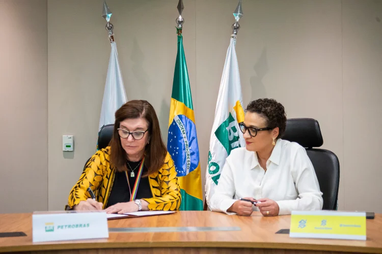 Magda Chambriard e Tarciana Medeiros, presidentes da Petrobras e do Banco do Brasil, assinam acordos nesta quinta-feira (Marcelo Gonzalez/Divulgação)