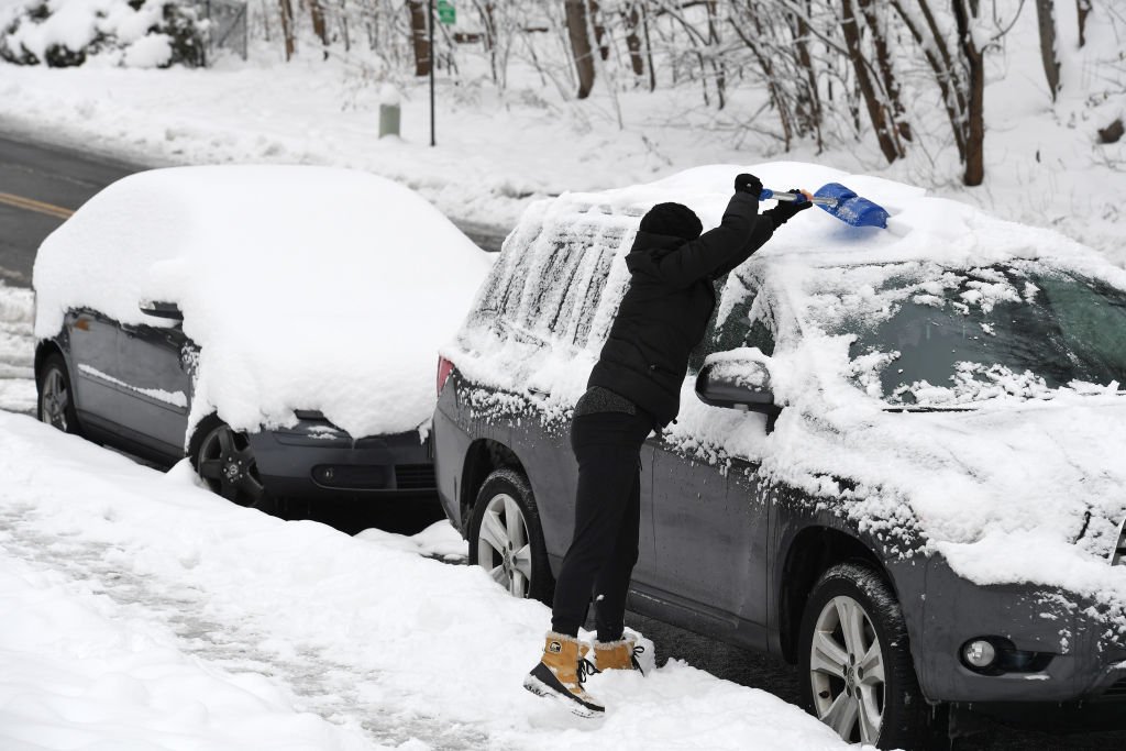 Onda de frio causa 2 mil acidentes de trânsito na Virgínia e Carolina do Norte, nos EUA