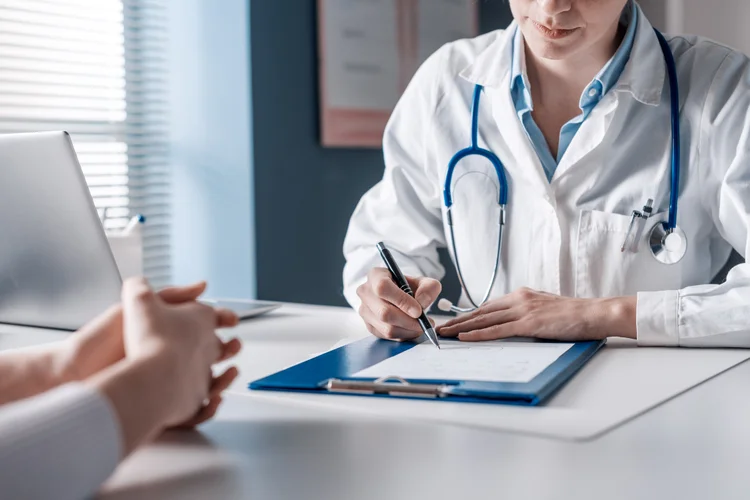 Durante os períodos de suspensão e de interrupção o empregador não poderá extinguir o vínculo de emprego – muito mesmo o convênio médico  (demaerre/Getty Images)