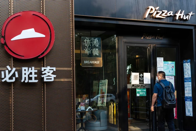 Pizza Hut chinesa: plano da Yum China é abrir 20 mil lojas até 2026, que incluem o KFC ( VCG/VCG /Getty Images)