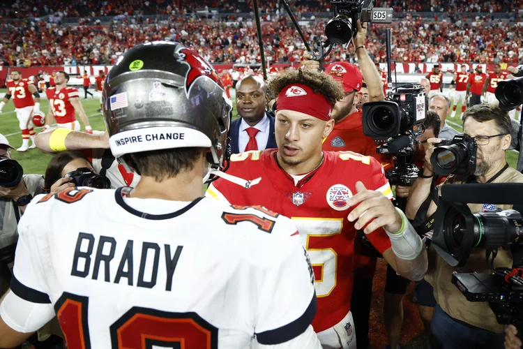 Brady e Mahomes após vitória do Tampa sobre o Kansas em 